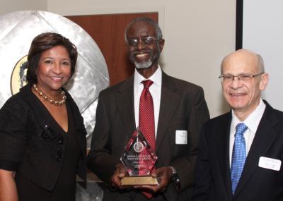 Dale Cochran, Al Jenkins '76 and Professor Victor Gold commemorate the Johnnie L. Cochran Public Service Award.